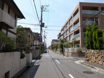 敷地南側の前面道路。周辺はマンションと一戸建てが混在する区画の整った住宅地です。