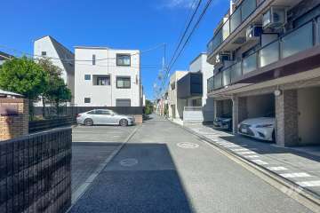 敷地西側の前面道路（南側から）