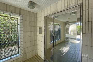 エントランスはオートロック付きです。