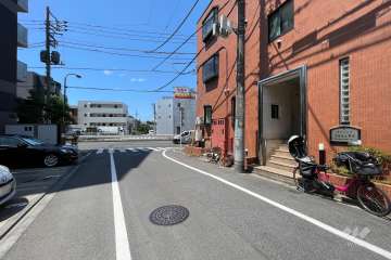敷地南側の前面道路（東側から）