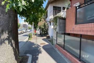 敷地西側の前面道路（南側から）
