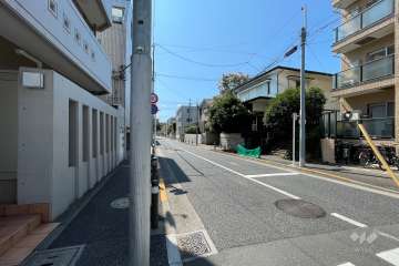 敷地北東側の前面道路