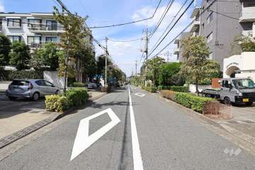 敷地南西側の前面道路（南東側から）