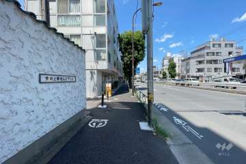 敷地北東側の前面道路（南側から）
