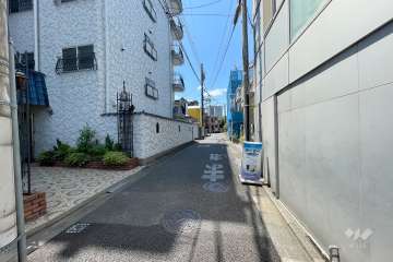 敷地北側の前面道路（東側から）