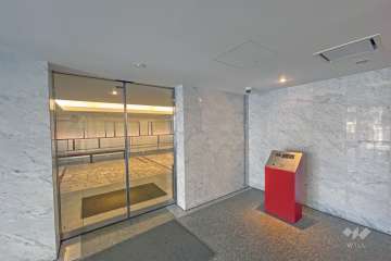 エントランスはオートロック付きです。