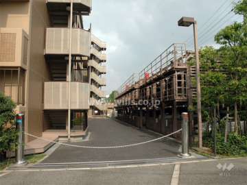 ロボットゲート付きの敷地内駐車場