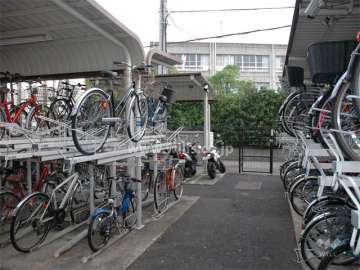 駐輪場とバイク置き場