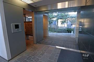 エントランスはオートロック付きです。