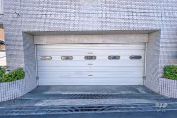 駐車場の出入り口（シャッター付き）