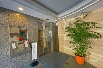 エントランスはオートロック付きです。