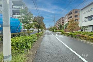 敷地北東側の前面道路（南東側から）