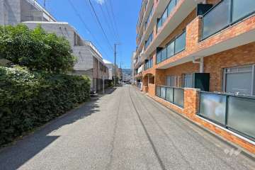 敷地南側の前面道路（東側から）