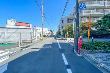 敷地北側の前面道路（西側から）　