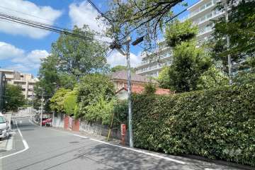 敷地南側の前面道路（東側から）