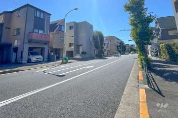 敷地南東側の前面道路（北東側から）