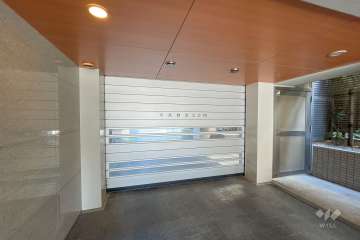 駐車場の出入り口（シャッター付き）