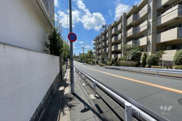 敷地南東側の前面道路（北東側から）