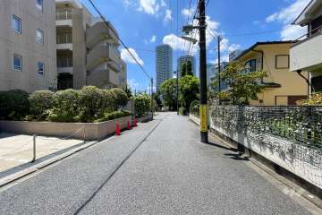敷地北西側の前面道路（北東側から）