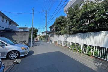 敷地南側の前面道路（東側から）