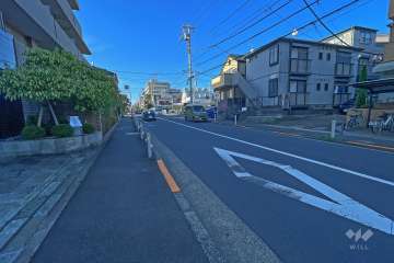 敷地東側の前面道路（南側から）