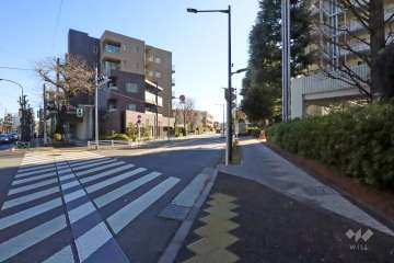 敷地北東側の前面道路(北西側から)