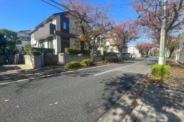 敷地西側の前面道路