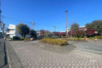 敷地に隣接する『上用賀三丁目公園』
