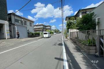 敷地西側の前面道路