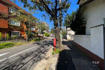敷地北東側の前面道路（南東側から）