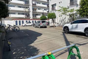 敷地内駐車場（屋外平面式と駐輪場）　