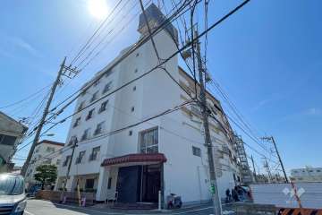 エントランスのある玉川サンケイハウス北棟の外観（北東側から）　