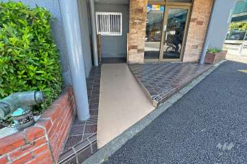 エントランスはスロープ付きです。