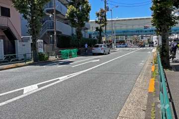 敷地北側の前面道路（東側から）