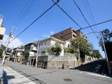 周辺はマンション、一戸建てが混在する緑豊かな住宅地です。