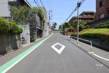 敷地北側の前面道路