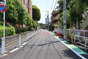 敷地西側の前面道路