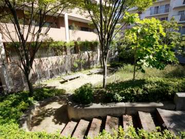 エントランス前にある公園