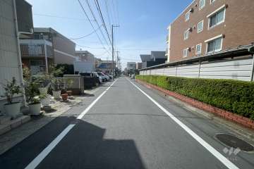 敷地東側の前面道路（北側から）