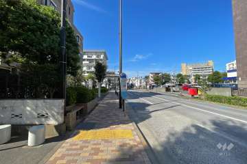 敷地東側の前面道路（南側から）