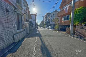 敷地北側の前面道路（東側から）