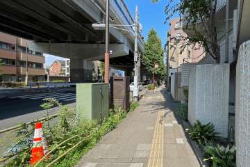 敷地北側は国道246号と首都高速3号渋谷線が走っています。