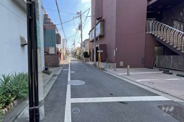 敷地西側の前面道路（北側から）