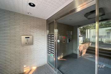 エントランスはオートロック付きです。