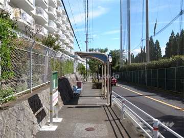 敷地南側は二車線のバス通りに面しており、目の前にバス停があります。