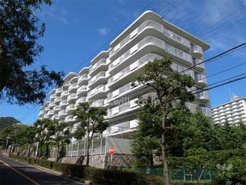 逆瀬川グリーンハイツ　D棟の外観（南東側から）