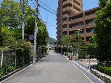 敷地西側の前面道路。周辺はマンションが多く立ち並ぶ住宅地です。