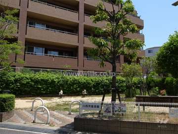敷地南側には隣接して川西児童遊園があります。