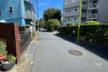 敷地北西側の前面道路（南西側から）