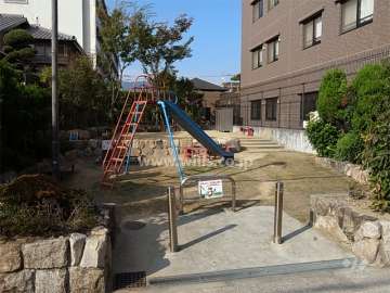 敷地の西側には隣接して公園があります。
